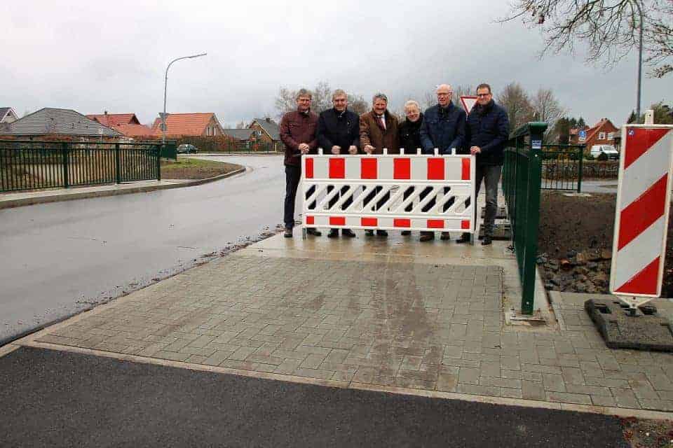 Der Verkehr fließt wieder über die Brücke am Rühlermoorschloot. Landrat Reinhard Winter (3. v. l.) weihte gemeinsam mit (v. l.) dem Twister Bürgermeister Ernst Schmitz, MdL Bernd-Carsten Hiebing, Kreistagsabgeordneten Heiner Reinert, Detlev Thieke, Fachbereichsleiter Straßenbau, und Werner Reiners von der Gemeinde Twist den Neubau offiziell ein. (Foto: Landkreis Emsland)