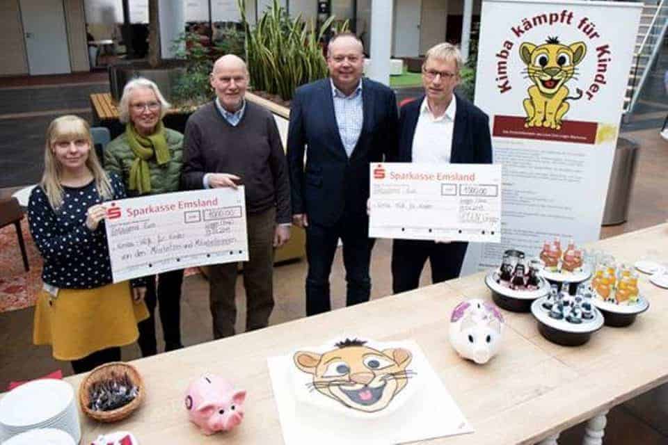 Die Vertreter des Lions Club Lingen Machurius Gisela und Wilhelm Krümpel sowie Präsident Chris Hofschröer (Mitte, von links) nehmen die Spendenschecks von Softwareentwicklerin Tina Ulbrich (außen links) und Geschäftsführer Dirk Maiwald (außen rechts) entgegen.